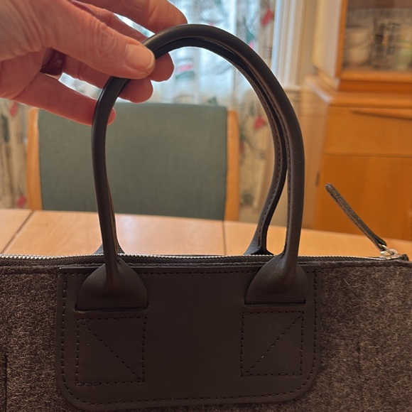 Graf Lantz Bedford Merino Wool Satchel with Detachable Cross Body Strap. - Picture 8 of 11